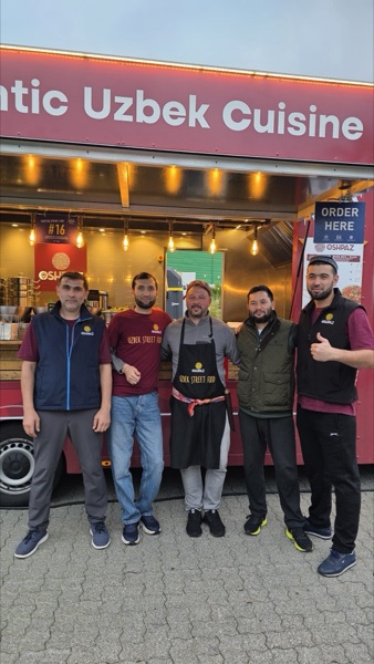 Uzbek Cuisine Stand mit Gästen