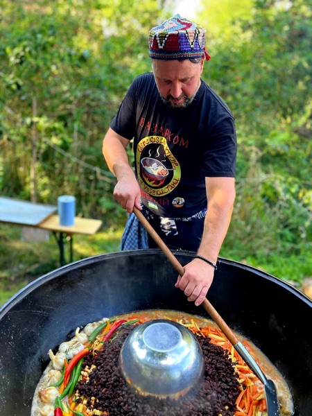 Evgeniy kocht Plov im Kazan