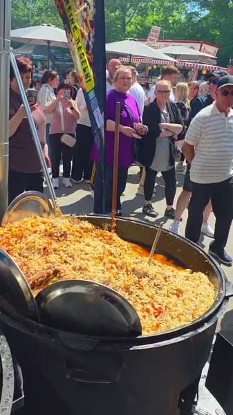 Riesiger Kazan voll Plov