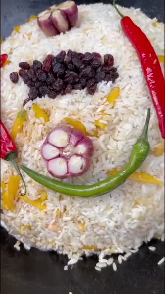 Kunstvoll angerichteter Plov